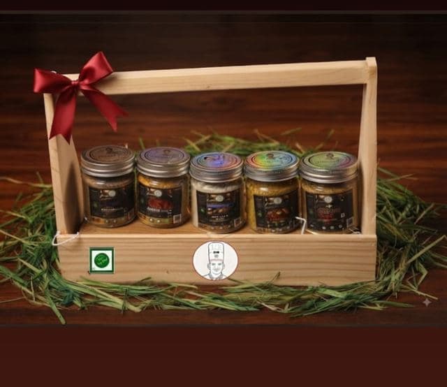Super Chef Orian spice gift box with five masala jars